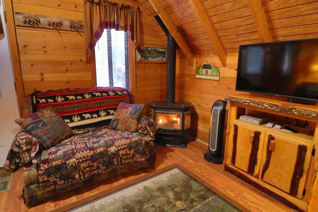 Cute Updated Mountain Cabin Fireplace #3 هيلين المظهر الخارجي الصورة