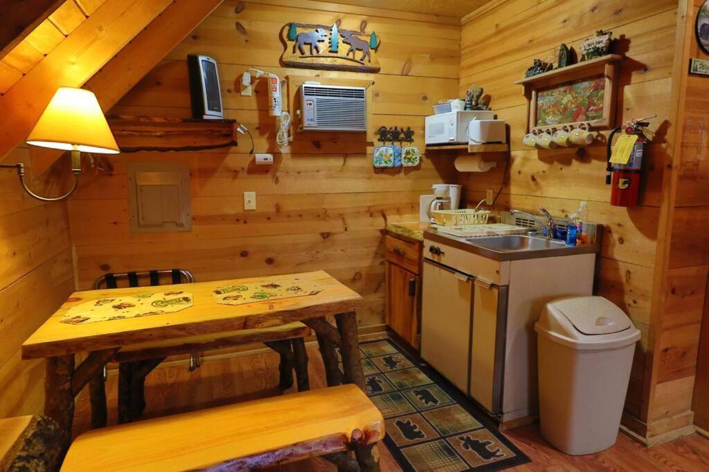 Cute Updated Mountain Cabin Fireplace #3 هيلين المظهر الخارجي الصورة
